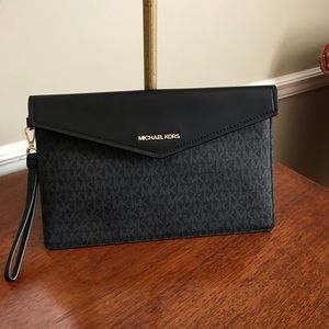 🔥⭐️New Michael Kors clutch bag with wrist strap